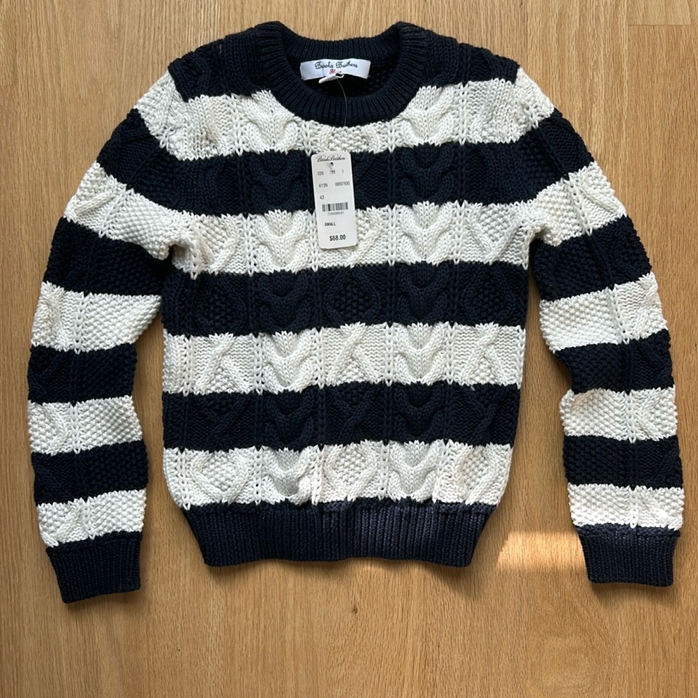 New with tag Girls Brooks Brothers
Navy and white cable knit sweater ￼